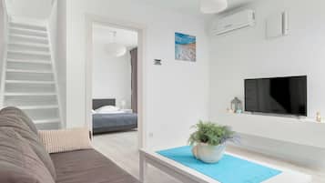 Iron/ironing board, travel crib, WiFi, bed sheets