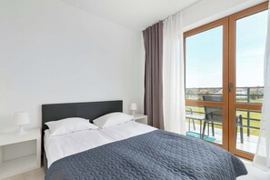 Iron/ironing board, travel cot, WiFi, bed sheets - Spacious Apartment | 2 Bedrooms, Balcony, Parking (Łeba)