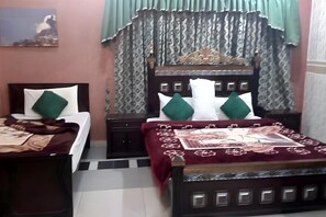 Deluxe Double Room, River View - The Nook Guest House (Muzaffarabad)