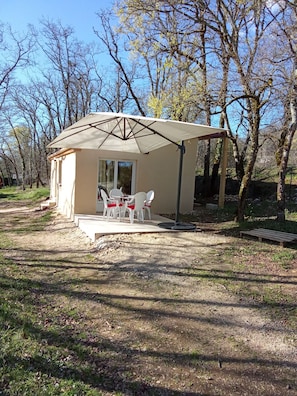 Outdoor dining - Gîte logis des chênes with swimming pool (Saint-Germain-du-Bel-Air)