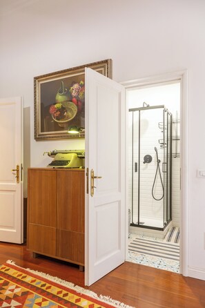 Regadera, secadora de cabello, bidet, toallas 