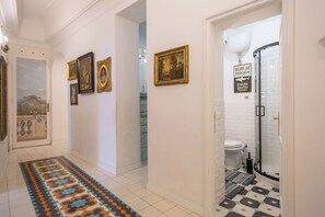 Regadera, secadora de cabello, bidet, toallas 