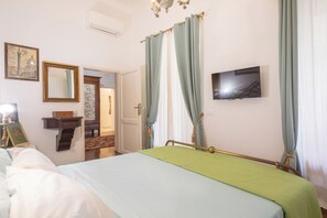 Iron/ironing board, WiFi, bed sheets - Suite Elizabeth in Barberini - 3-bedroom apartment with AC in Roma Center (Roma)