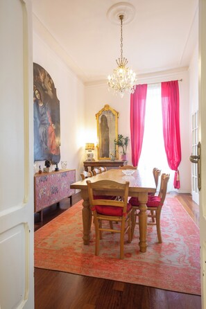 Dining - Suite Elizabeth in Barberini - 3-bedroom apartment with AC in Roma Center (Roma)