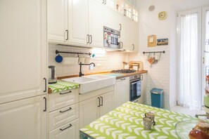 Private kitchen - Suite Elizabeth in Barberini - 3-bedroom apartment with AC in Roma Center (Roma)