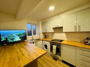 Private kitchen - Entire  Apartment in London Canary Wharf with free parking (London)