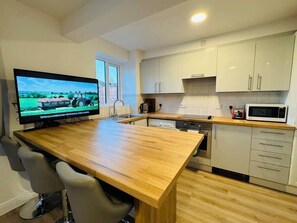 Private kitchen - Entire  Apartment in London Canary Wharf with free parking (London)