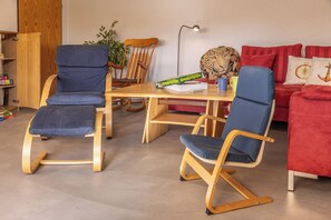 Interior - Family-friendly vacation home "Plumhuus" with large garden under plum trees (Carolinensiel)