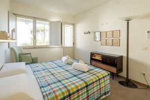 2 bedrooms, iron/ironing board - Cozy 60 sqm apartment, able to accommodate up to 4 people, located on the first floor of a building with no lift. The property is located in one of the quietest and greenest areas of Tirrenia, just 1 km from the beach. The center of Pisa is only 17 km aw (Tirrenia)