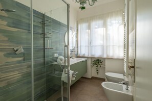 Shower, bidet, towels - Cozy 60 sqm apartment, able to accommodate up to 4 people, located on the first floor of a building with no lift. The property is located in one of the quietest and greenest areas of Tirrenia, just 1 km from the beach. The center of Pisa is only 17 km aw (Tirrenia)