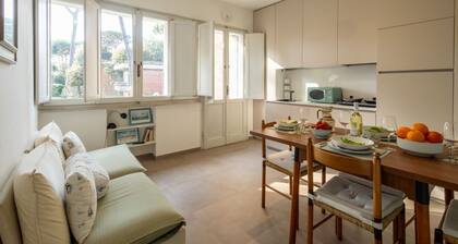 Cozy 60 sqm apartment, able to accommodate up to 4 people, located on the first floor of a building with no lift. The property is located in one of the quietest and greenest areas of Tirrenia, just 1 km from the beach. The center of Pisa is only 17 km aw