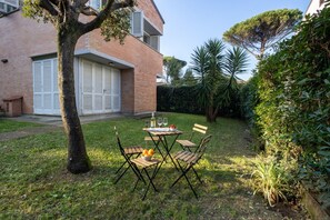 Outdoor dining - Cozy 60 sqm apartment, able to accommodate up to 4 people, located on the first floor of a building with no lift. The property is located in one of the quietest and greenest areas of Tirrenia, just 1 km from the beach. The center of Pisa is only 17 km aw (Tirrenia)