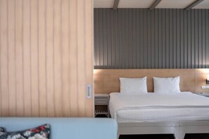 Villa Deluxe, vista giardino | Una cassaforte in camera, postazione laptop, insonorizzazione