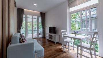 Villa – deluxe, hageutsikt | Oppholdsområde