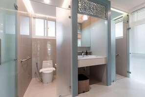 Deluxe villa, uitzicht op tuin | Badkamer