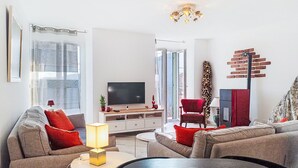 A modern living room with a flat-screen TV, sofas, a coffee table, and a fireplace. - Vacation home Canepa by Interhome (Sori)