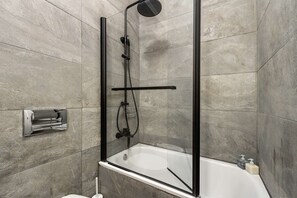 Hair dryer, bidet - Discover Lisbon from São Vicente Base (Lisbon)