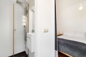 Hair dryer, bidet - Discover Lisbon from São Vicente Base (Lisbon)