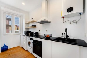 Oven, stovetop, coffee/tea maker, cookware/dishes/utensils - Discover Lisbon from São Vicente Base (Lisbon)