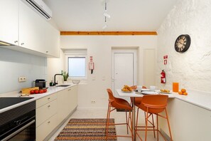 Fridge, oven, stovetop, dishwasher - Douro Prestige Studio w/ Private Sunny Backyard (Porto)