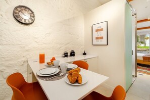 Dining - Douro Prestige Studio w/ Private Sunny Backyard (Porto)