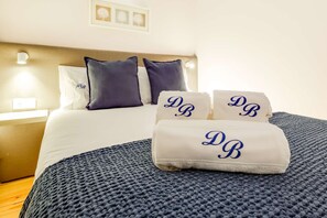 Iron/ironing board, WiFi, bed sheets - Unbeatable Location • Porto Old Town Apartment (Porto)