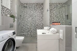 Shower, hair dryer, towels, shampoo - Stylish Apartment close to Market Square | Balcony and Parking (Poznań)