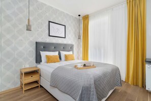 Travel cot, WiFi, bed sheets - Stylish Apartment close to Market Square | Balcony and Parking (Poznań)