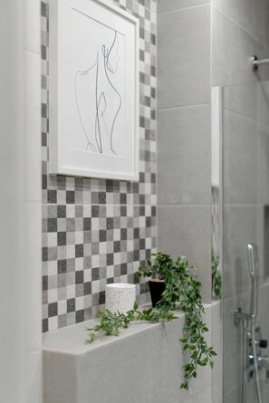 Shower, hair dryer, towels, shampoo - Stylish Apartment close to Market Square | Balcony and Parking (Poznań)