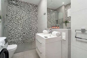 Shower, hair dryer, towels, shampoo - Stylish Apartment close to Market Square | Balcony and Parking (Poznań)