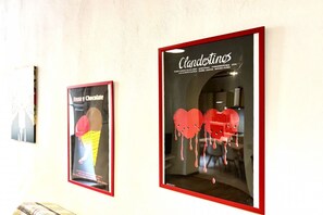 Three framed artworks on a wall. - Vintage Flat - Elegance and Charm in the Heart of Cagliari (Cagliari)