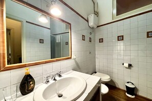 Shower, bidet, shampoo - Vintage Flat - Elegance and Charm in the Heart of Cagliari (Cagliari)