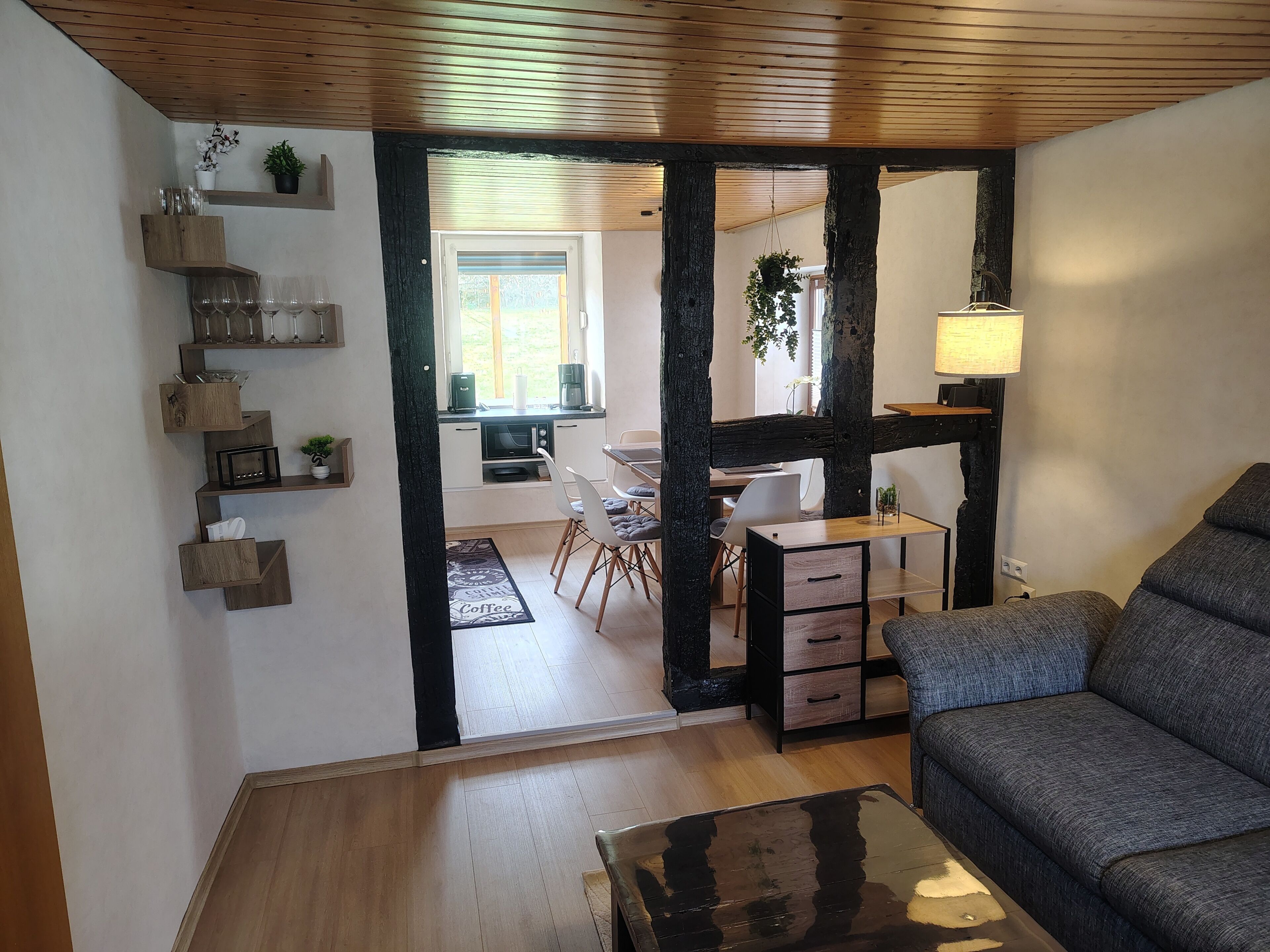 Blick vom Wohnzimmer in die offene Küche