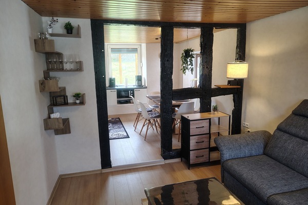 Blick vom Wohnzimmer in die offene Küche