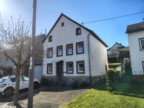 Exterior - Holiday home St. Martin in Schalkenmehren - cozy little house with garden (Schalkenmehren)