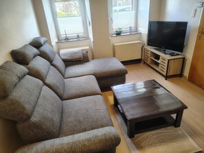 Een televisie en een stereo