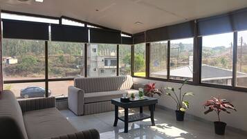 Familien-Vierbettzimmer, Gartenblick | Wohnbereich