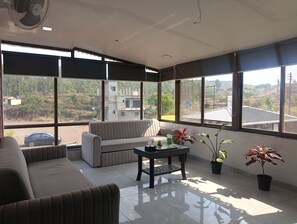 Chambre Quadruple Familiale, vue jardin | Coin séjour