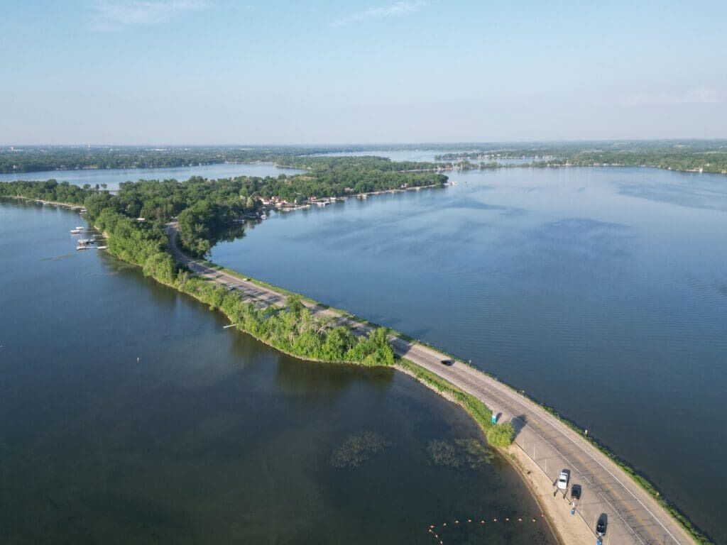 Eine Luftaufnahme eines Flusses mit einer Brücke und einer Straße am Flussufer.