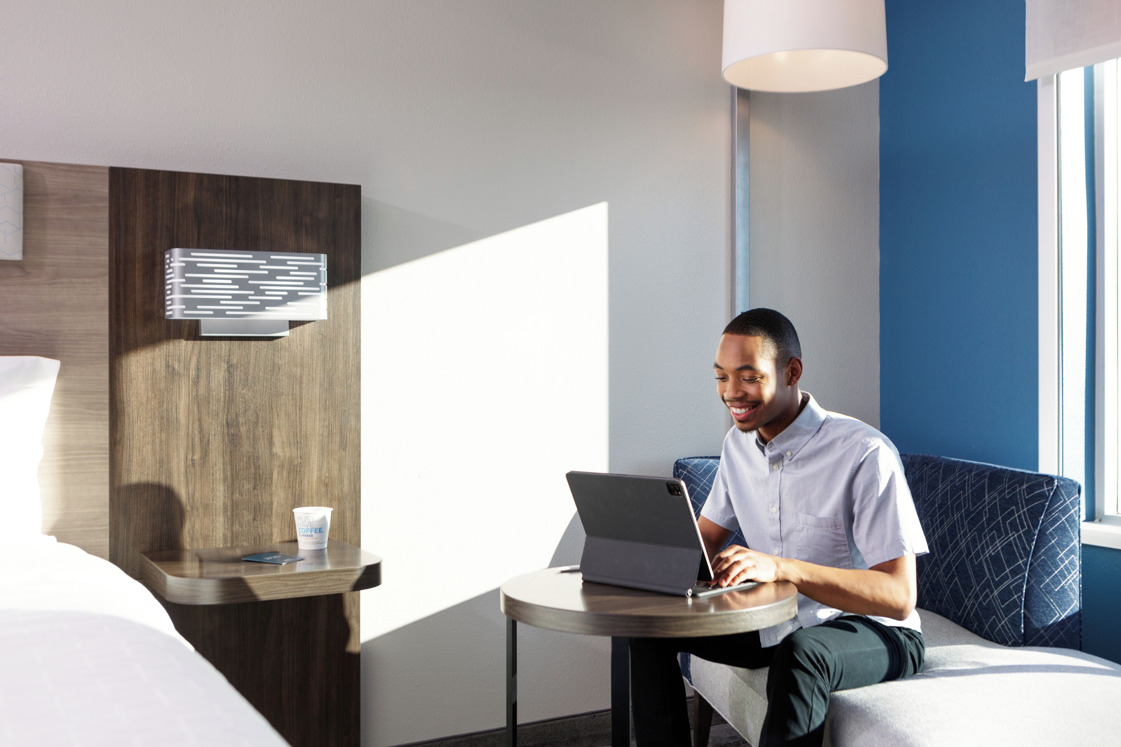 Escritorio, espacio para trabajar con laptop y cunas gratuitas 