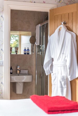 Douche, sèche-cheveux, serviettes fournies, shampoing