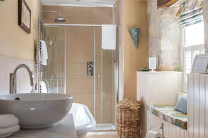 Dusche, Haartrockner, Handtücher, Shampoo
