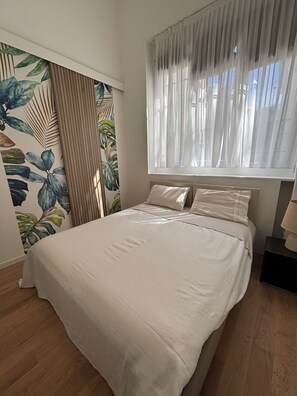 Tabla de planchar con plancha y ropa de cama 