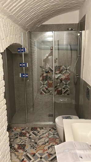 Secadora de cabello, toallas, jabón, papel de baño 