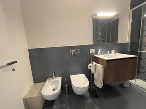 Secadora de cabello, toallas, jabón, papel de baño 