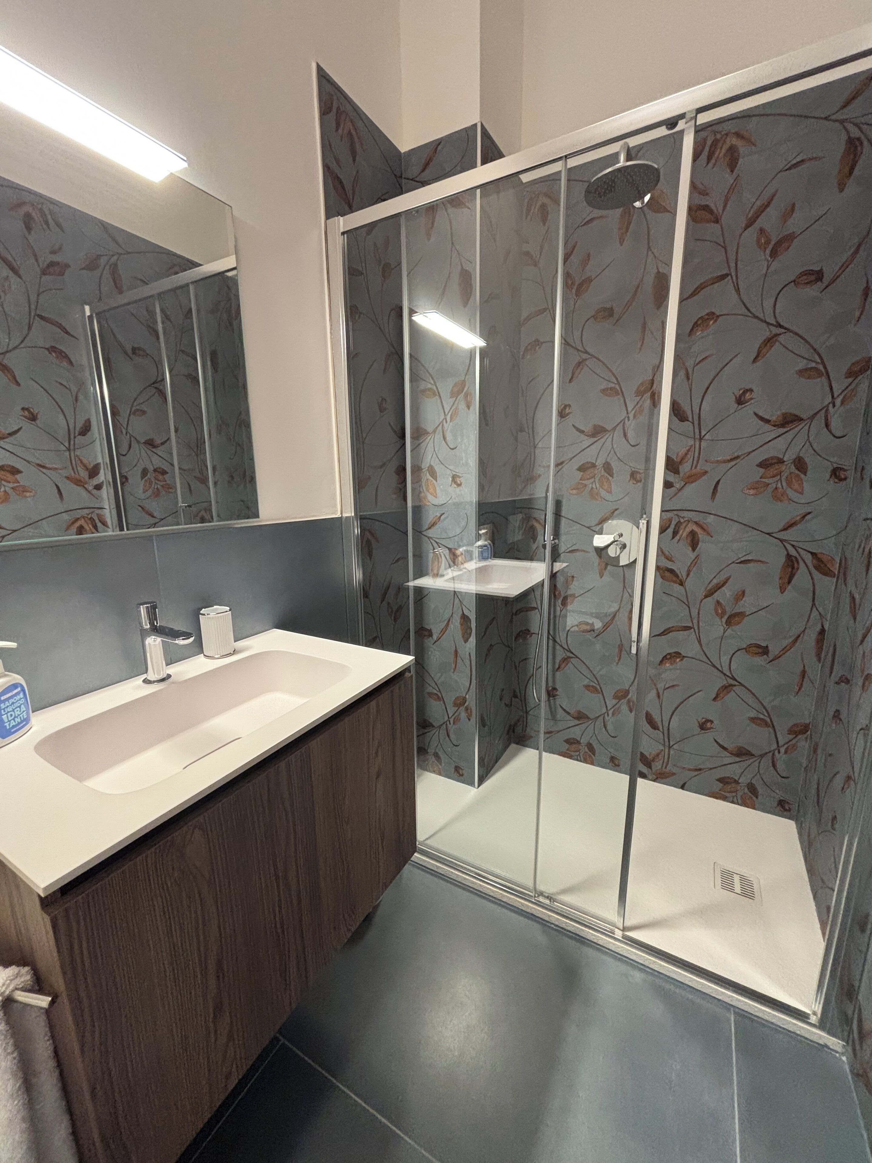 Haartrockner, Handtücher, Seife, Toilettenpapier