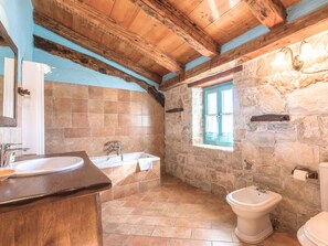 Dusche, Whirlpool, Haartrockner, Bidet