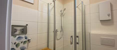 Dusche, Haartrockner, HandtĂŒcher
