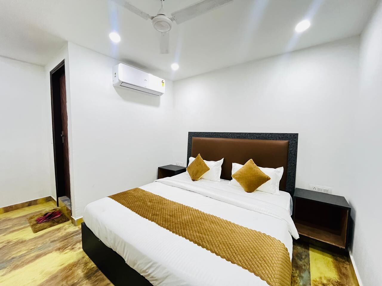 Egyptian cotton sheets, premium bedding, individually furnished, desk