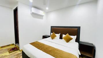Egyptian cotton sheets, premium bedding, individually furnished, desk